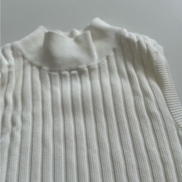 Guess white top in size small. In perfect condition. Used once - Picture 4 of 5